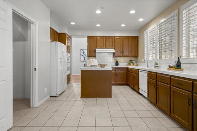 32447 Pacific Grove Way, Union City CA: https://media.crmls.org/mediaz/0865b5ac-143c-45ba-bc8c-e5ea65a13e7b.jpg