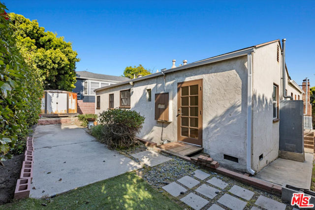 711 Pier Avenue, Santa Monica CA: https://media.crmls.org/mediaz/0865cf0a-0963-4690-8ce5-845f28a22ac6.jpg