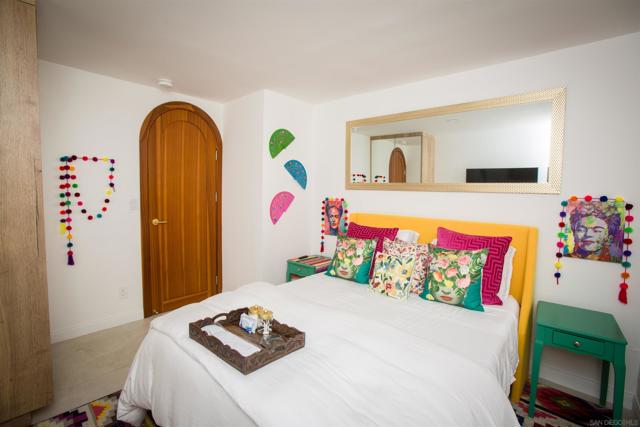 1047 Highland Dr, Del Mar CA: https://media.crmls.org/mediaz/0866791b-c630-4b9e-be41-0af67beab9ae.jpg