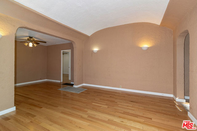 2807 S Bedford Street, Los Angeles CA: https://media.crmls.org/mediaz/08675a34-26f3-47bd-a433-30c0923ed679.jpg