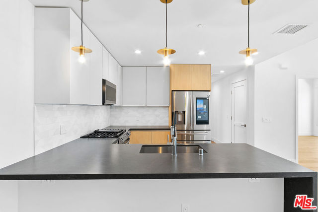 1001 N FAIRFAX Avenue, West Hollywood CA: https://media.crmls.org/mediaz/086865c3-2003-4580-b5da-9580cf3b3b35.jpg