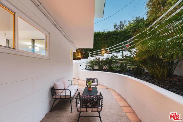 4041 Davana Road, Sherman Oaks CA: https://media.crmls.org/mediaz/0868a0e7-5729-45bd-9967-a544adcb7557.jpg