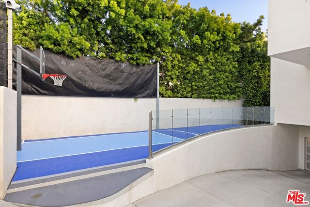 1410 Georgina Avenue, Santa Monica CA: https://media.crmls.org/mediaz/0868cdaa-f440-46ff-b713-f66a04b5c501.jpg