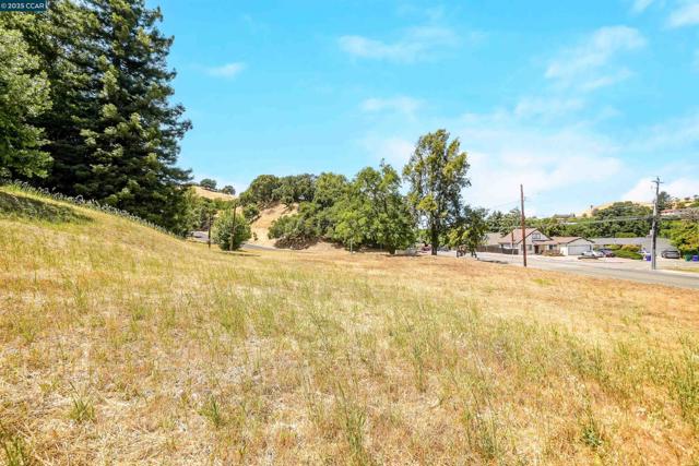 3300 Pinole Valley Rd, Pinole CA: https://media.crmls.org/mediaz/086989bf-2a5f-410c-9ced-061304e9fe75.jpg