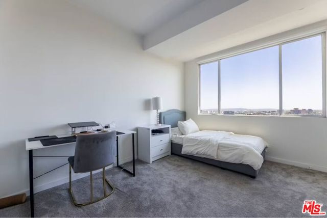 818 N Doheny Drive, West Hollywood CA: https://media.crmls.org/mediaz/086b2a48-9bb3-4c6f-b27d-72ae1d71ecfe.jpg