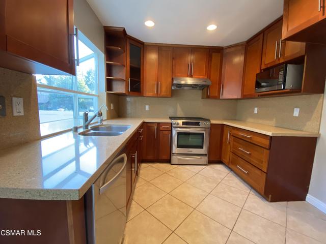 3432 Radcliffe Road, Thousand Oaks CA: https://media.crmls.org/mediaz/086ba072-1381-425d-b0fd-ad0399e88308.jpg