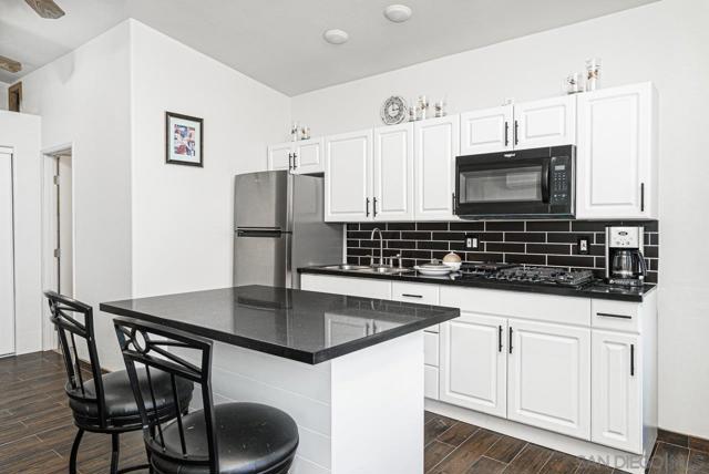 262 Flowerdale Ln, San Diego CA: https://media.crmls.org/mediaz/086bb201-f25e-42b4-8932-031764b8adfe.jpg