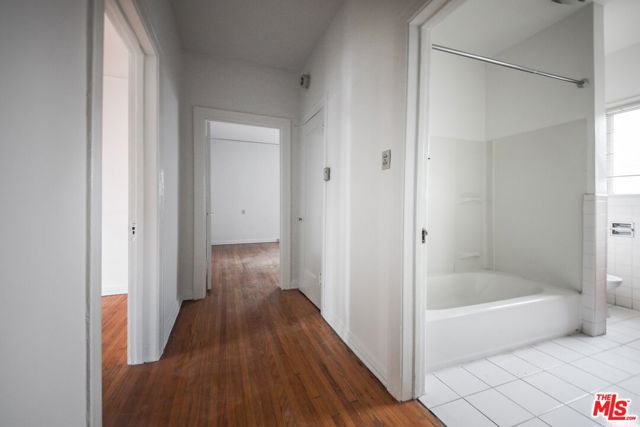 224 S Gale Drive, Beverly Hills CA: https://media.crmls.org/mediaz/086c6cdd-831e-4e00-8865-68113b989503.jpg