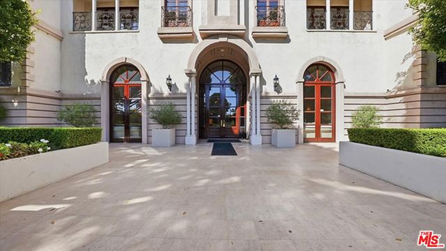 9249 Burton Way, Beverly Hills CA: https://media.crmls.org/mediaz/086d3a5d-7162-4a29-bcfd-ae7f906f5291.jpg