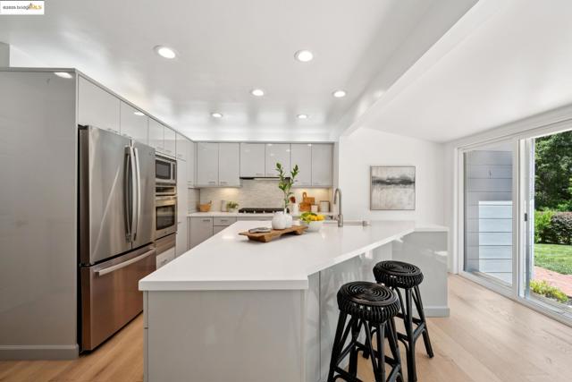 184 Lombardy Ln, Orinda CA: https://media.crmls.org/mediaz/086e00fa-e86d-46d1-92a6-127d6e703c58.jpg