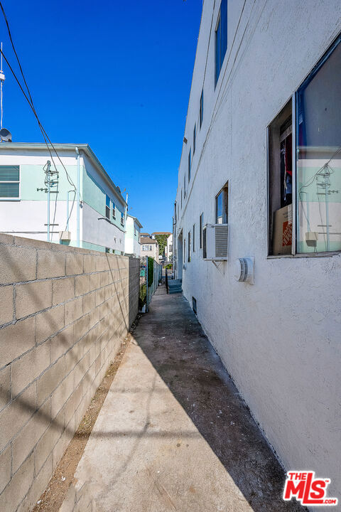 123 S Westmoreland Avenue, Los Angeles CA: https://media.crmls.org/mediaz/086e013d-8dd1-495c-abcf-7a8e7e70deb7.jpg