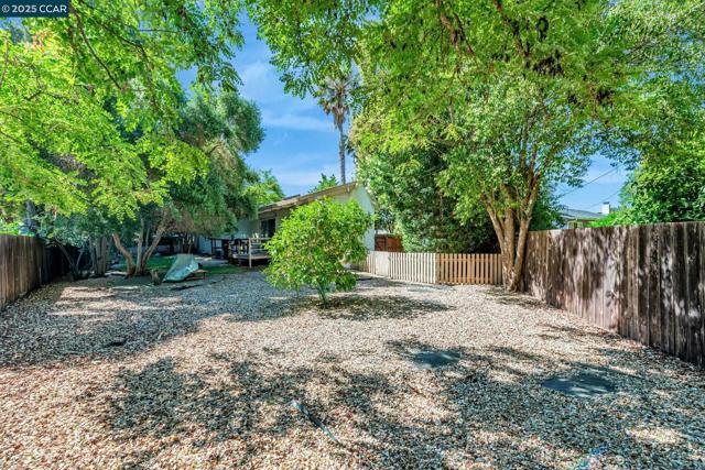 1971 Emerald St, Concord CA: https://media.crmls.org/mediaz/086e4491-2ae7-41b3-971d-5381c1ca8233.jpg