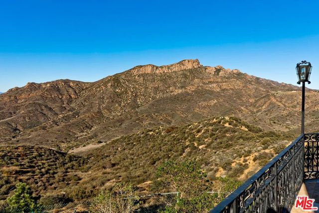 10827 Pacific View Drive, Malibu CA: https://media.crmls.org/mediaz/086e66ce-8795-40fc-a679-3d24b837ec6d.jpg