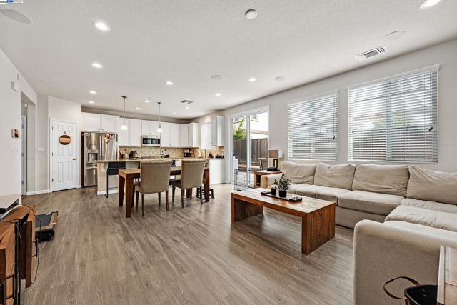 268 Coolcrest Dr, Oakley CA: https://media.crmls.org/mediaz/086ed0cc-13a0-4eff-9219-63d02f2521d4.jpg