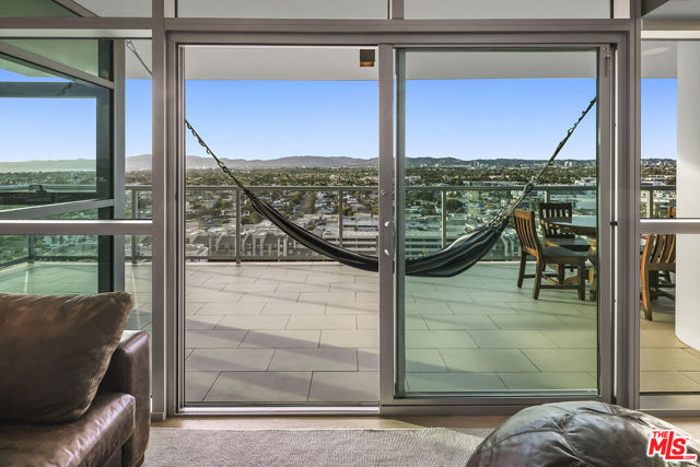 13700 Marina Pointe Drive, Marina del Rey CA: https://media.crmls.org/mediaz/0871967b-8cb5-4c9f-8ff4-3f54d1b6af92.jpg