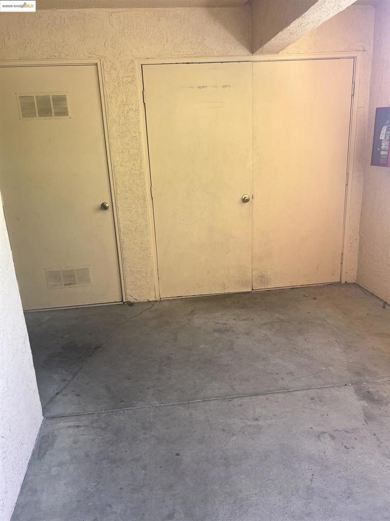 https://media.crmls.org/mediaz/08727a18-51aa-41dd-ab8a-29ae6da88eb9.jpg?preset=X-Large