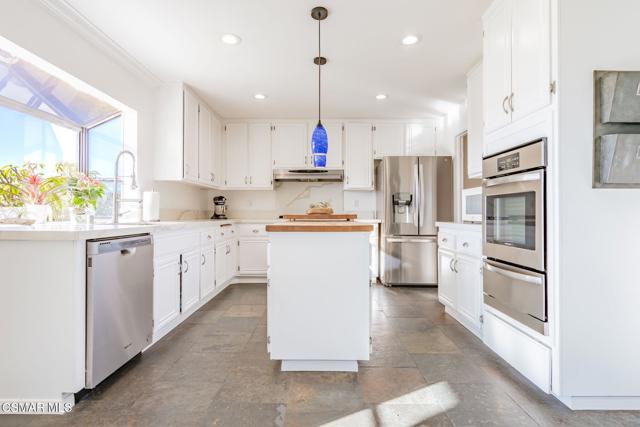 4615 Pepper Mill Street, Moorpark CA: https://media.crmls.org/mediaz/08735a96-cbd2-4258-b4b1-624945395395.jpg