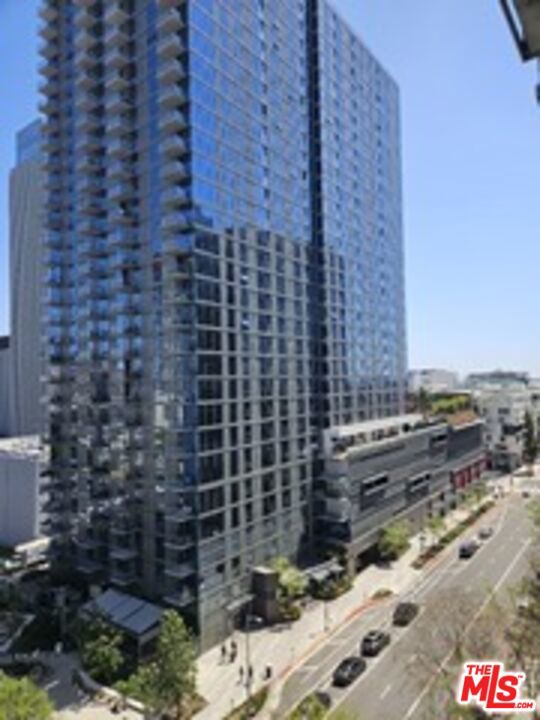 1111 S Grand Avenue, Los Angeles CA: https://media.crmls.org/mediaz/08735eda-05f9-4bbf-993a-7575ae0f0eec.jpg