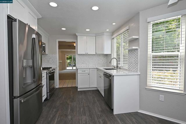 27 Shepardson, Alameda CA: https://media.crmls.org/mediaz/0873bc8f-657d-42a2-b5c2-19c9cf6b7f41.jpg