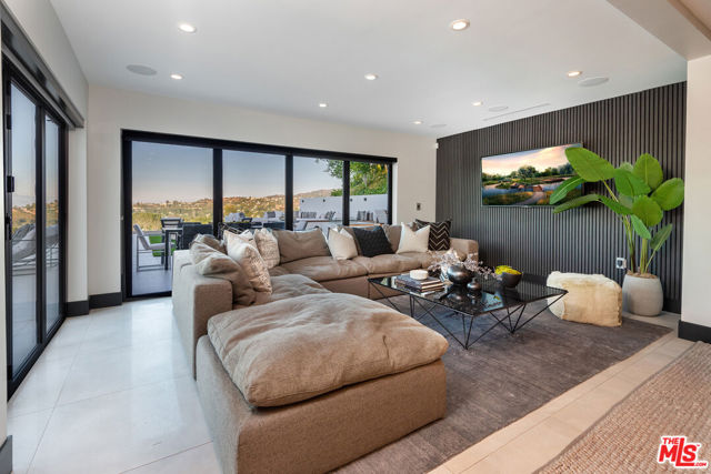 4338 Gayle Drive, Tarzana CA: https://media.crmls.org/mediaz/0873fc40-72e8-406c-852c-fd529b9e3886.jpg