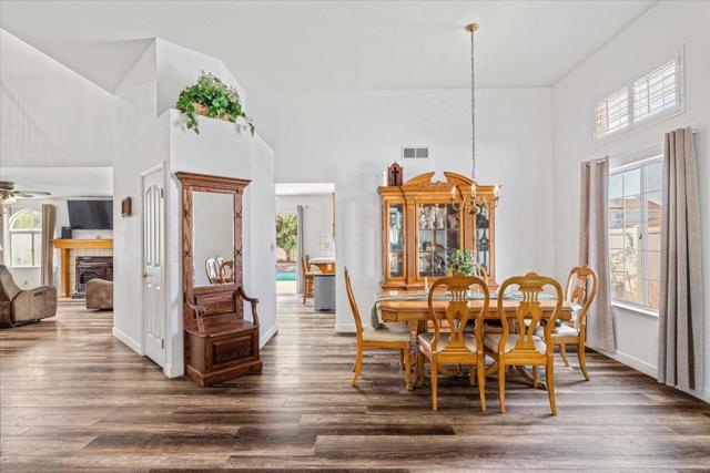 2295 Pontiac Street, Oakdale CA: https://media.crmls.org/mediaz/08765bfe-7478-41ab-a9ba-d5af38dea509.jpg