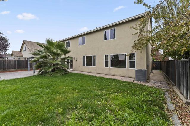 204 Daylily Ln, Patterson CA: https://media.crmls.org/mediaz/0876cc1b-0a78-4a15-b1df-4185d8bd85c0.jpg