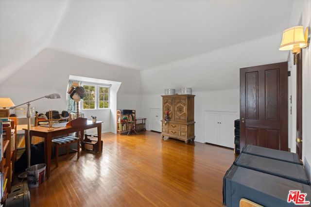 3806 Carnavon Way, Los Angeles CA: https://media.crmls.org/mediaz/08772642-563c-4359-b37b-0c6c95f3f4d5.jpg