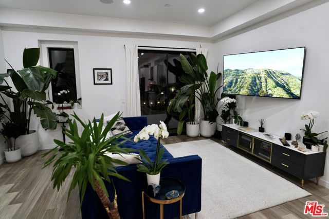 5961 Fountain Avenue, Los Angeles CA: https://media.crmls.org/mediaz/08788b53-9448-4908-affe-5785b26c0827.jpg