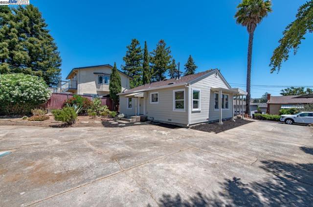 17673 Dorson Ln, Castro Valley CA: https://media.crmls.org/mediaz/08792431-768d-4dba-b48e-12c3dce71386.jpg