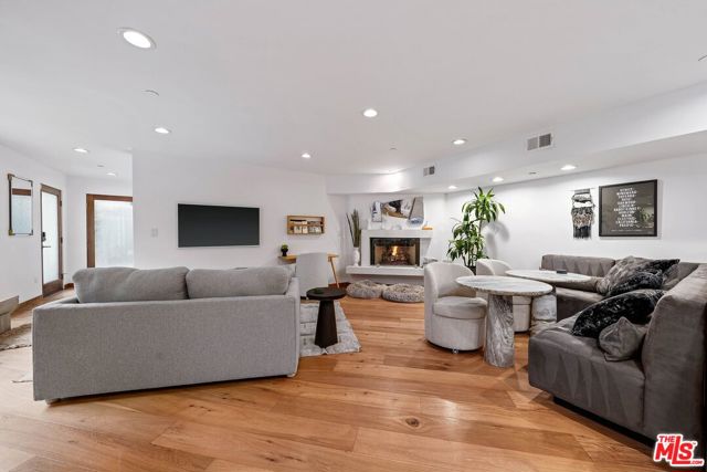 512 Brooks Avenue, Venice CA: https://media.crmls.org/mediaz/08799dd3-f9ad-4023-b937-b3ff0630dba5.jpg