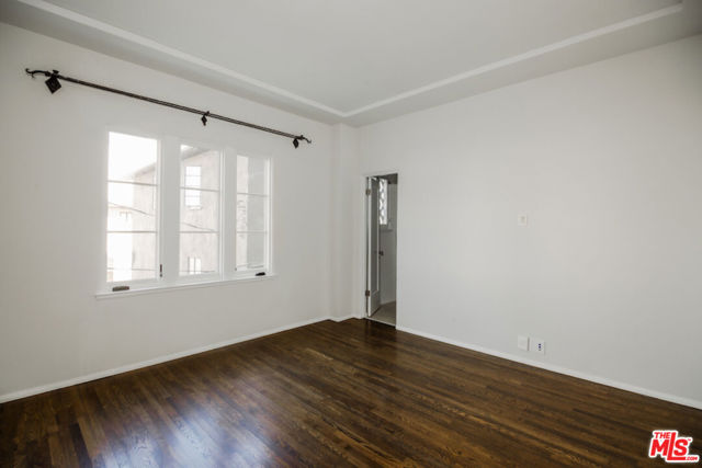 1302 Sweetzer Avenue, West Hollywood CA: https://media.crmls.org/mediaz/087acfa7-9e7a-4f63-acee-624cd2137934.jpg