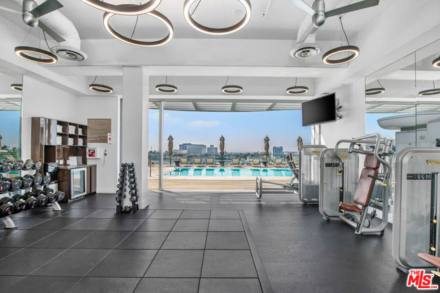 8500 Burton Way, Los Angeles CA: https://media.crmls.org/mediaz/087b93f3-31f6-4183-8728-b2f1cf7220b0.jpg