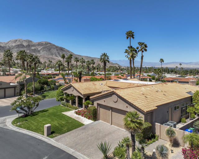 73042 Galleria Court, Palm Desert CA: https://media.crmls.org/mediaz/087c8354-8759-4ed5-82a3-1071fd4a932b.jpg