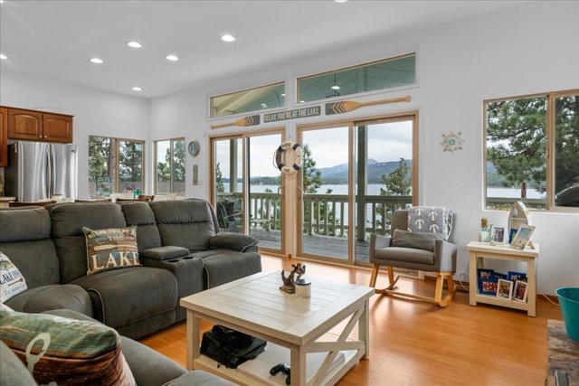 38634 N Shore Drive, Fawnskin CA: https://media.crmls.org/mediaz/087d6dc7-d6b3-4292-970a-3ea67f9c2f0c.jpg