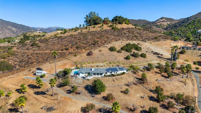 2063 Willow Glen Road, Fallbrook, California 92028, 3 Bedrooms Bedrooms, ,2 BathroomsBathrooms,Single Family Residence,For Sale,Willow Glen Road,250020266SD