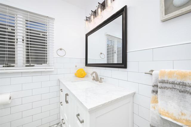 206 E E Oceanfront, Newport Beach CA: https://media.crmls.org/mediaz/087f66ec-8bcf-4533-b152-fbf7e17bba5c.jpg