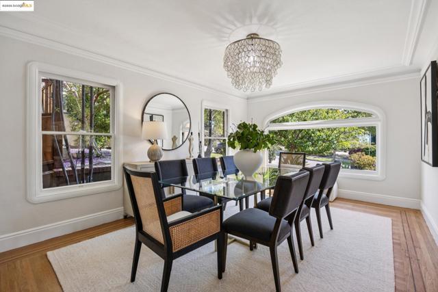 700 Longridge Rd, Oakland CA: https://media.crmls.org/mediaz/087f9194-d3fe-4bc4-975d-9eb212bbdd4c.jpg