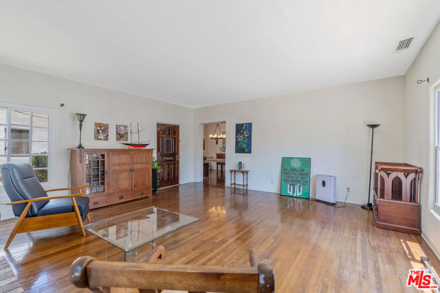 2310 Santa Anita Avenue, Altadena CA: https://media.crmls.org/mediaz/087f9c83-b564-48ef-9be0-e9c597b1a58c.jpg