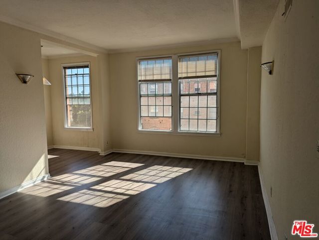 5640 Franklin Avenue, Los Angeles CA: https://media.crmls.org/mediaz/08805009-5f41-44ed-a208-f213f96f3fec.jpg
