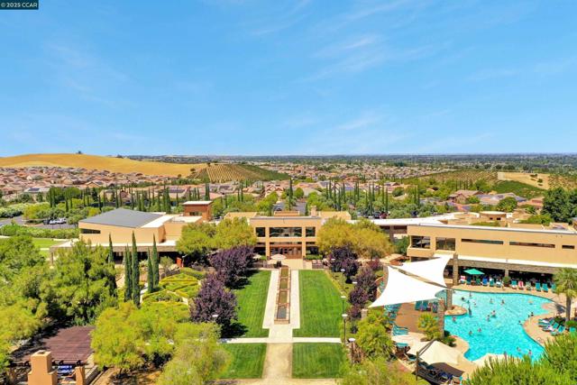 1648 Chianti Ln, Brentwood CA: https://media.crmls.org/mediaz/08808379-9da5-4a05-a373-71c0e4a3be14.jpg