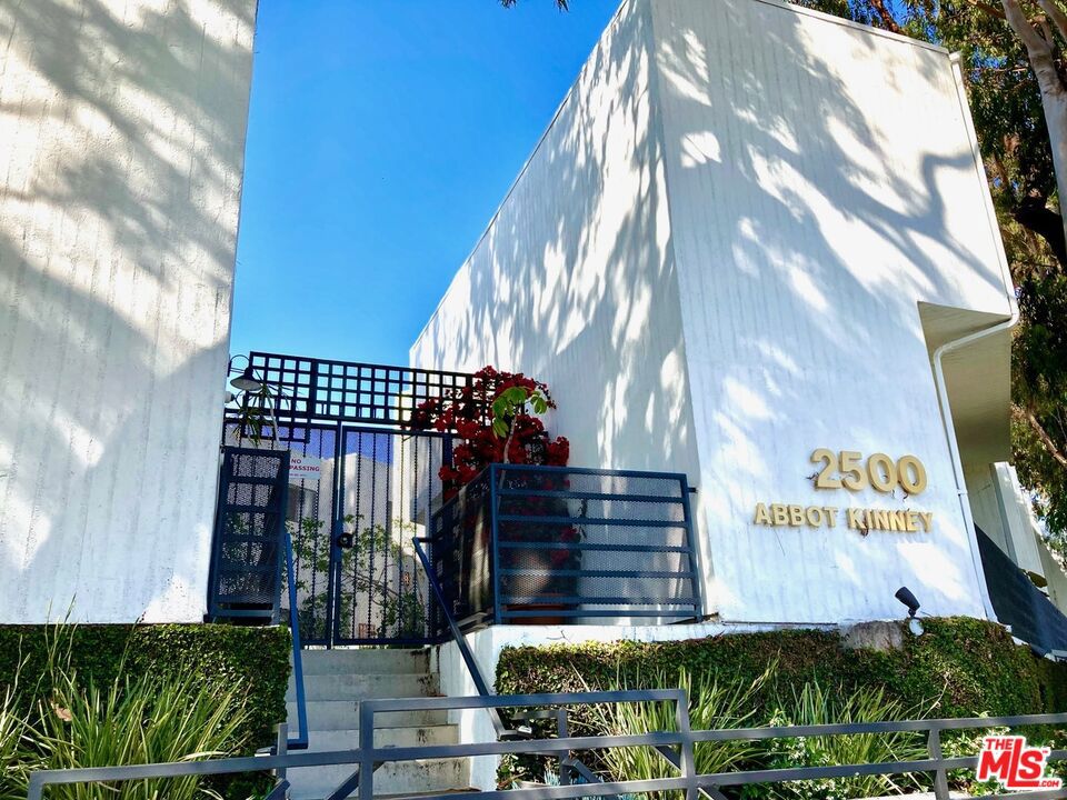 2500 Abbot Kinney Boulevard #12