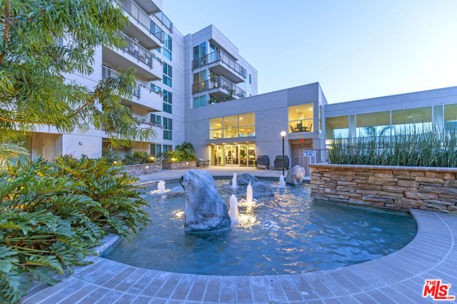 267 S San Pedro Street, Los Angeles CA: https://media.crmls.org/mediaz/088318b7-cc41-481d-924c-1b92d005033f.jpg