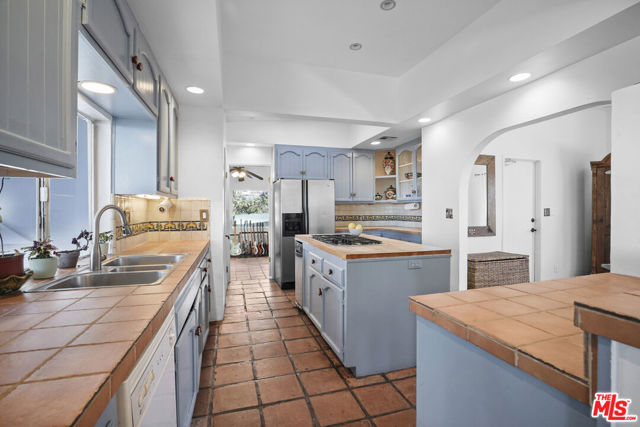 6855 Dume Drive, Malibu CA: https://media.crmls.org/mediaz/08838bcd-32ec-4a77-b330-048664924399.jpg