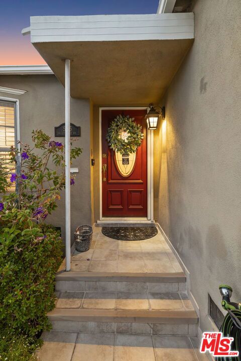 5715 Valley Ridge Avenue, Los Angeles CA: https://media.crmls.org/mediaz/08838e9f-7b09-498b-b4b8-008255cdd556.jpg