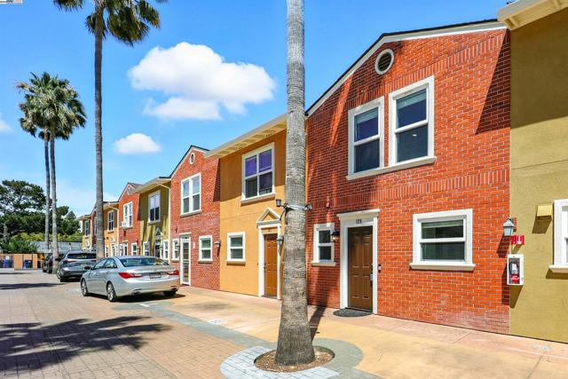 865 Carlisle Way, Sunnyvale CA: https://media.crmls.org/mediaz/0883e8aa-712a-4365-a5a3-b0be4f56f202.jpg