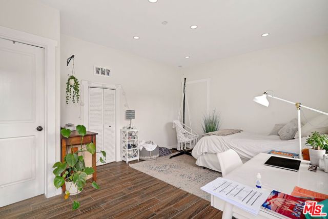 4224 Madison Avenue, Culver City CA: https://media.crmls.org/mediaz/08845c31-d17f-45a9-8963-51f9f80a6a4b.jpg