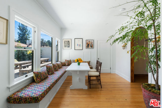 1672 Buckingham Road, Los Angeles CA: https://media.crmls.org/mediaz/0884ade5-40be-4d19-88e6-61e0e201171f.jpg