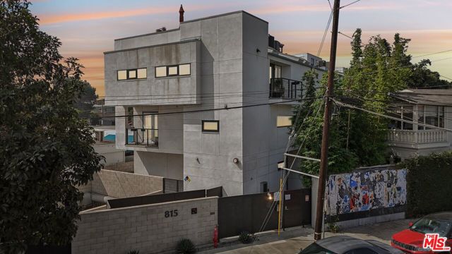 815 Hampton Drive, Venice CA: https://media.crmls.org/mediaz/0884dca7-d24e-49a8-b70f-55caffddff4a.jpg