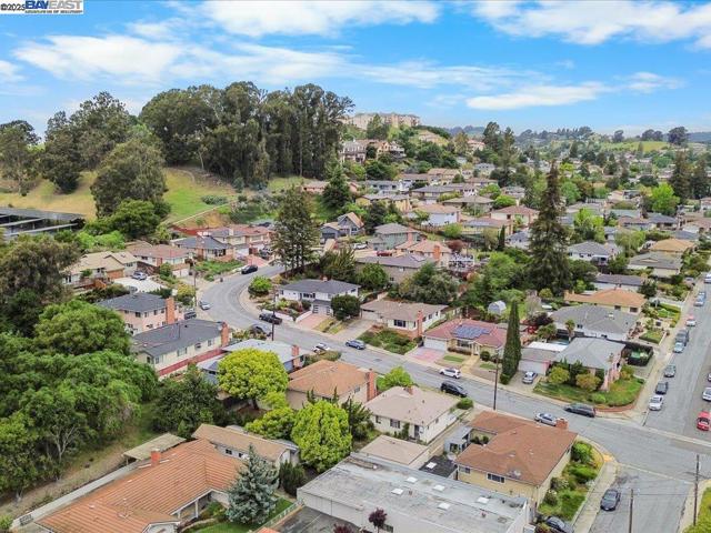 2457 San Carlos Ave, Castro Valley CA: https://media.crmls.org/mediaz/0884f995-0bab-46cf-9229-d3abd875dec7.jpg