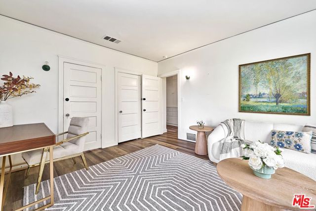 728 S Windsor Boulevard, Los Angeles CA: https://media.crmls.org/mediaz/08854d74-ff70-4818-b519-b2714f90be64.jpg